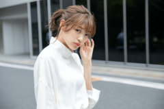 お盆休みは【UNIQLO】【GU】の“賢そうに見える旬トップス”で帰省！