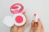 Q.チークがすぐに落ちちゃって… A.クッションチークにパウダーを重ねてフィックス！【メイクQ&A】