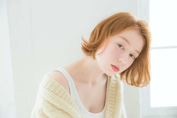 顔まわりで揺れるカールが反則級のセクシーショート