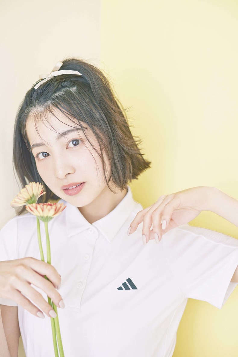 [シャツを着回し]スカート￥6,999／ティゴラ　ソックス￥3,300、ポーチ￥9,900／テーラーメイド　シューズ￥15,400／ニューバランス ゴルフ