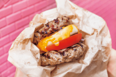 ジューシーな旨味が幸せ運ぶ♡ご褒美にふさわしき絶品テイクアウト肉グルメ４選