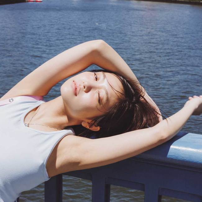 大原優乃、過ぎゆく夏をまだ楽しみたい♡デニム素材のミニマムシルエットがちょうどいい【ラップスカート】コーデ