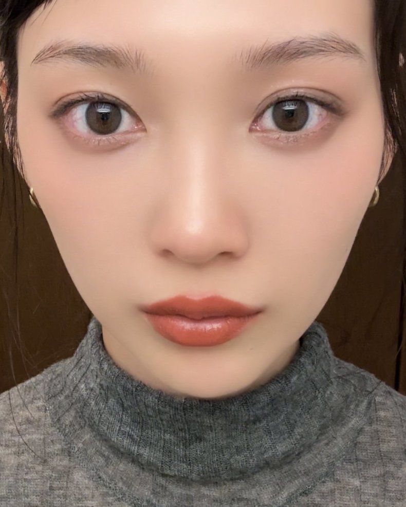 argirl 伏屋璃乃<br>新しく買ったリップが似合わない…の図