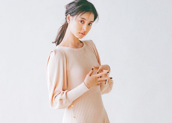 新木優子「可愛い服があったとしても、そのままでは着ないかもしれないですね。」ファッションのポイントを語る
