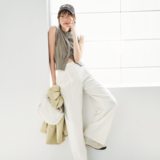 この秋注目のニュアンスベージュ♡ 佐藤栞里が着こなす【オトナっぽ服×スニーカーコーデ】