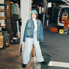 大原優乃、おしゃれデニム姿にドキドキ♡ 賑わうアメ横で着こなすビスチェがスパイスのビックシルエットコーデをお届け