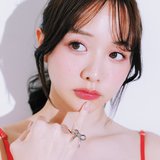 森香澄、デートメイクで意識することは？「自然体なメイクで目の前にいる相手に…」本人厳選のコスメ、ポーチの中身を一挙ご紹介♡