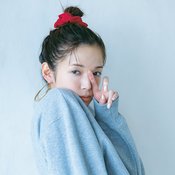 「小物でカラーを差すなら今季トレンドの赤色でしょ♡」一気に洒落感アップ!佐藤栞里が着こなす【レッド小物コーデ】3選