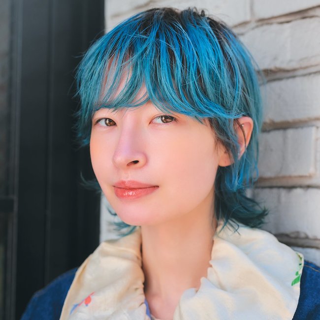 【ショート】淡いスモーキーブルーはルーツカラーで肌なじみアップ