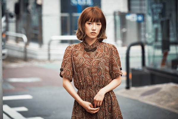 スパイシーなシナモンベージュのボブで甘さを秘めた気になる存在に