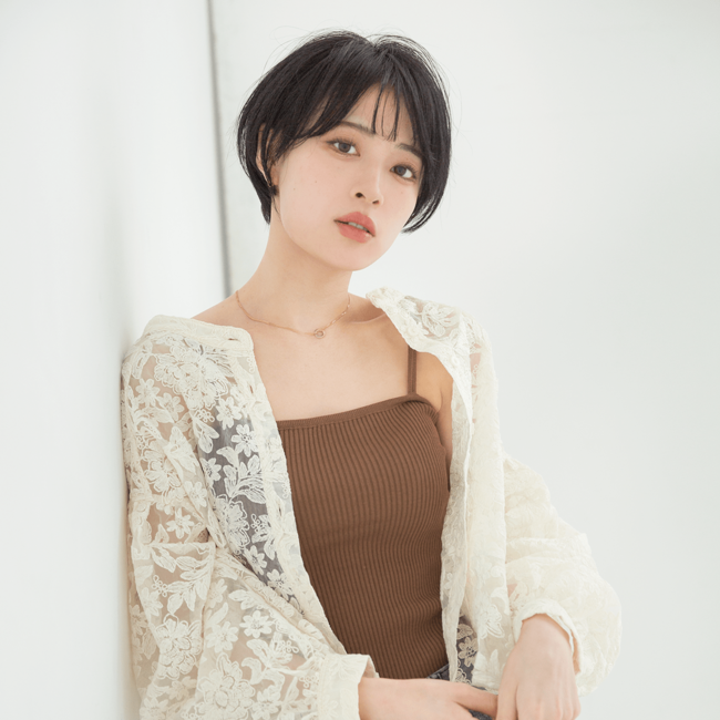 【ショート】くびれから襟足まで色気をまとった黒髪ショート