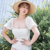 ビーチに映える！浜辺で唯一無二の存在に♡村重杏奈が魅せる【2023年トレンド水着4選】