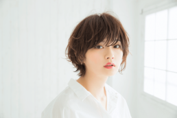 目で揺れるうざバングで クールなハンサム感を増強