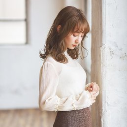 うねるようなウエーブは ミルクティー色でまろやかに