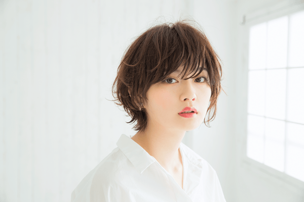 目で揺れるうざバングで クールなハンサム感を増強