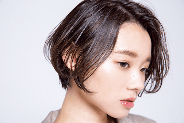 「唇にかかる髪がやばい…♥」男が見惚れる色っぽショートって？