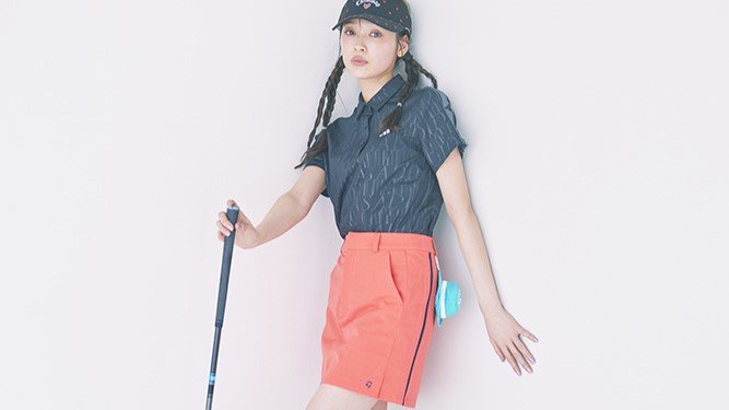 【ar golf】普段着では着ないようなカラーに挑戦するのが楽しい♡　ビビットオレンジのミニスカが、ゴルフコーデのマンネリを打破！
