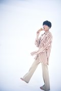 八木勇征。シャツ¥99,000/オフライン(ジョワイユ) その他/スタイリスト私物