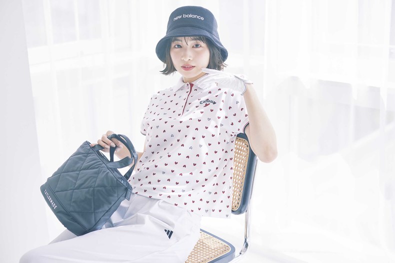 [シャツを着回し]パンツ￥11,990／アディダス　ハット￥5,940、シューズ￥14,850／ニューバランス ゴルフ　ポーチ￥9,900／テーラーメイド　グローブ￥3,740／キャロウェイ