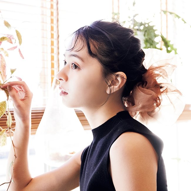 上國料萌衣、アップヘアで色気ダダ漏れ♡ ”結ぶだけ”でこなれちゃう、不器用さんにもってこいな【神ヘアアクセ】 6選