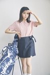 [キュロットパンツを着回し]シャツ￥5,999／ティゴラ　キャディーバッグ￥39,600、シューズ￥15,400／ニューバランス ゴルフ