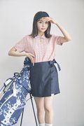 [キュロットパンツを着回し]シャツ￥5,999／ティゴラ　キャディーバッグ￥39,600、シューズ￥15,400／ニューバランス ゴルフ