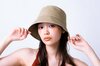 バケットハット￥4,400／スタイルミキサー（バロックジャパンリミテッド）、キャミソール￥4,290／カプリシュレマージュ