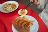 人気メニューの餃子と皿うどん