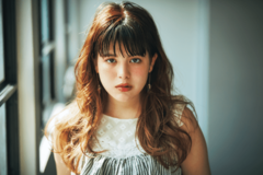 風にゆらめくビッグカールは 女らしいくびれで色っぽく♥