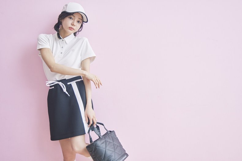 [シャツを着回し]キャップ￥4,950／ニューバランス ゴルフ　スカート￥6,999／ティゴラ　シューズ￥28,600／アディダス　ポーチ￥9,900／テーラーメイド