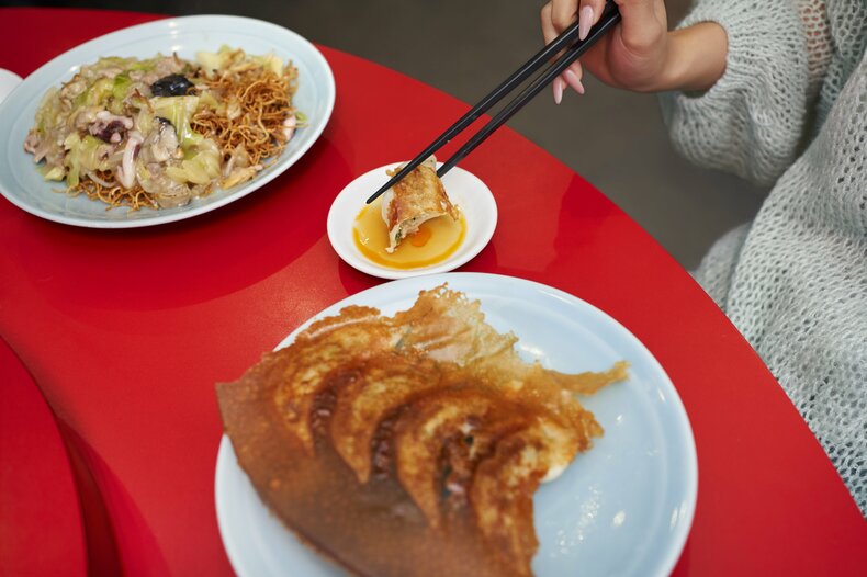 人気メニューの餃子と皿うどん