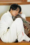 白い服を着ている森田美勇人。ar2月号より