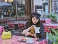 小型犬を小脇に抱えて可愛がりまくるmina.★さん