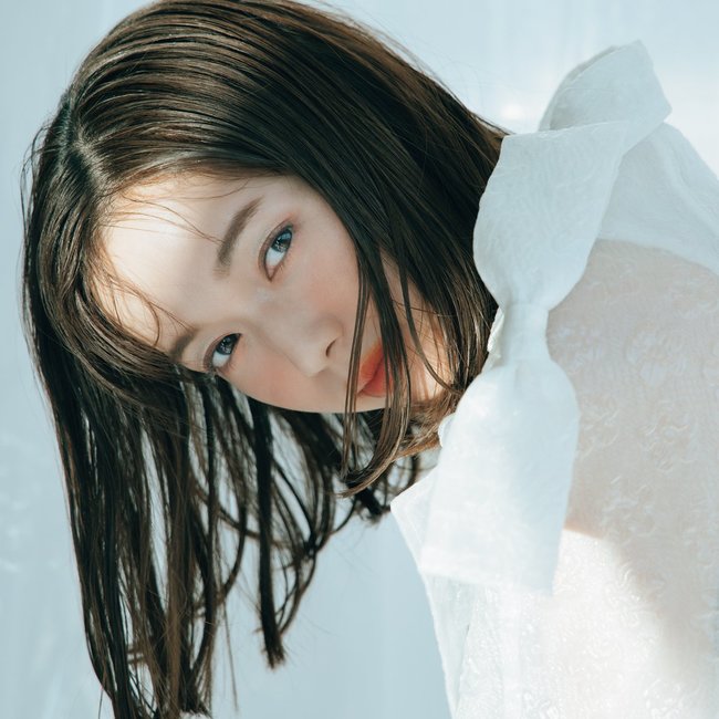 佐藤栞里、うるツヤボブが眼福♡ 熱ダメージもしっかりカバー。パサパサ髪だって、”即ツヤGET”な軽やか【ヘアオイル】７選