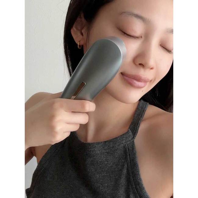 「美顔器のリアルな効果が知りたい！」お家でぐーたらしながらビジュ上げ♡顔にも頭皮にも使えるニードルリフトブラシをご紹介