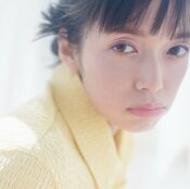 佐藤栞里、”儚げパープルとくすみピンク”の【大人のポップアイメイク】を披露。”遊べる彩り4色シャドウ”で垢抜ける♡