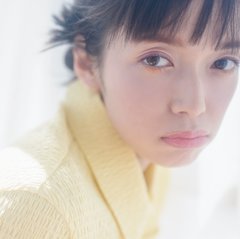 佐藤栞里、”儚げパープルとくすみピンク”の【大人のポップアイメイク】を披露。”遊べる彩り４色シャドウ”で垢抜ける♡