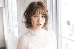 顔まわりでたわむれる 花盛りなくるりんカール