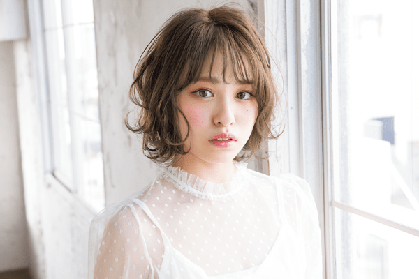 顔まわりでたわむれる 花盛りなくるりんカール