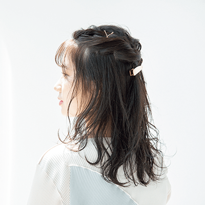 顔まわりのラインを薄めに残すことで、輪郭をシャープに見せつつも、涼しげで透明感のある印象に。