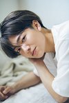 Tシャツ姿の諸星翔希。ar8月号より