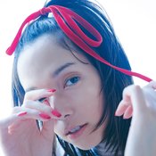 【赤が主役のネイル&メイクHOW TO】ちゅるんと感とシックな発色を生かした透け赤×濃赤ミックスで洒落感アップ♡