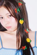 和内璃乃。2026年ar7月号より　ヘアクリップ（スイカ2個セット、チェリー2個セット、レモン2個セット）各￥1,980／スリーフォータイム（ジオン商事）