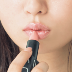 「ピンクってなんか浮く…」は、間違い！ たった1つのテクさえ守れば美人度高めの唇に♡