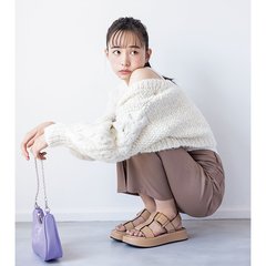 井桁弘恵、ゆるカーデから肩がチラ見え♡ パンツスタイルでも色気が出せる着こなし2選