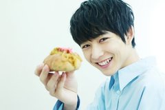 男子はコッペパンがお好き【鈴木仁とジンギスカンやきそばパン編】