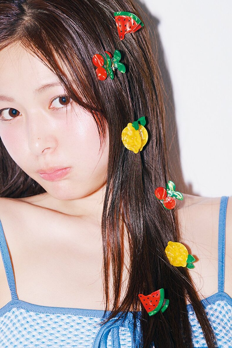 和内璃乃。2026年ar7月号より　ヘアクリップ（スイカ2個セット、チェリー2個セット、レモン2個セット）各￥1,980／スリーフォータイム（ジオン商事）