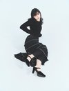 トップス¥8,690、スカート¥10,780、ネックレス¥7,590、パンプス¥15,400/全てココ ディール
