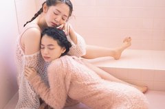 鈴木愛理「真顔で立ってるだけで可愛い」事務所の後輩・上國料萌衣への愛が止まらない♡