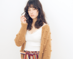 顔まわりに表情を添えた 憧れのくっきりウェーブ